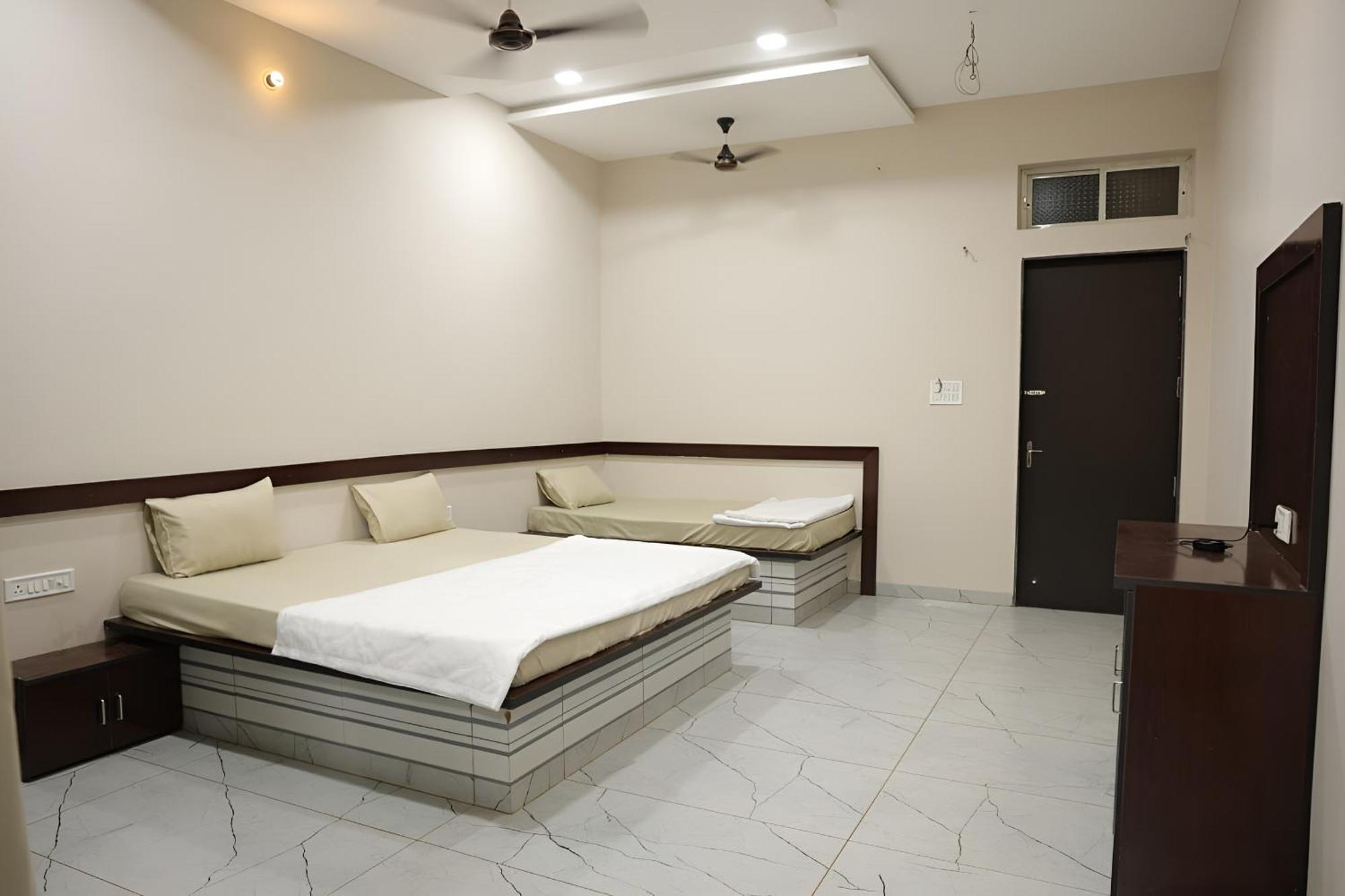 Navkar Palace Hotel & Resort, Sanawad 외부 사진