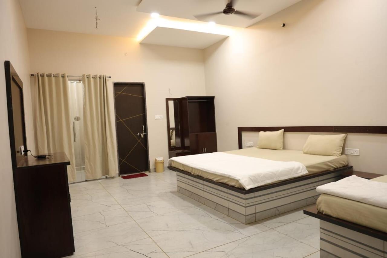 Navkar Palace Hotel & Resort, Sanawad 외부 사진