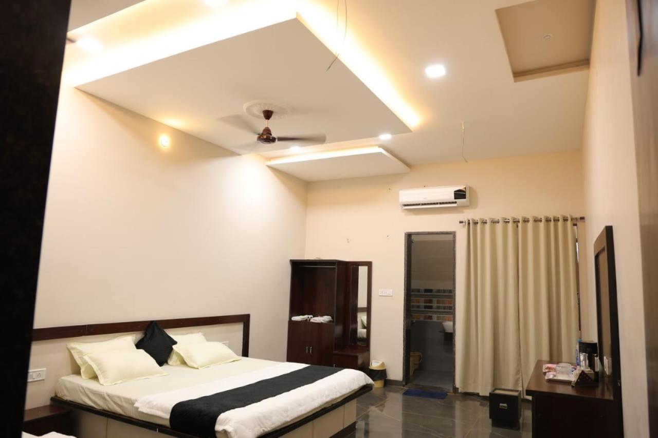Navkar Palace Hotel & Resort, Sanawad 외부 사진