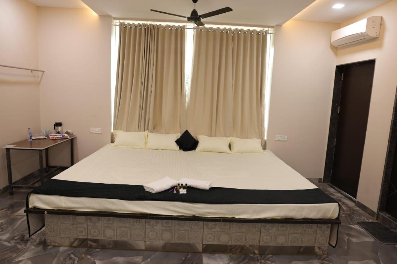 Navkar Palace Hotel & Resort, Sanawad 외부 사진