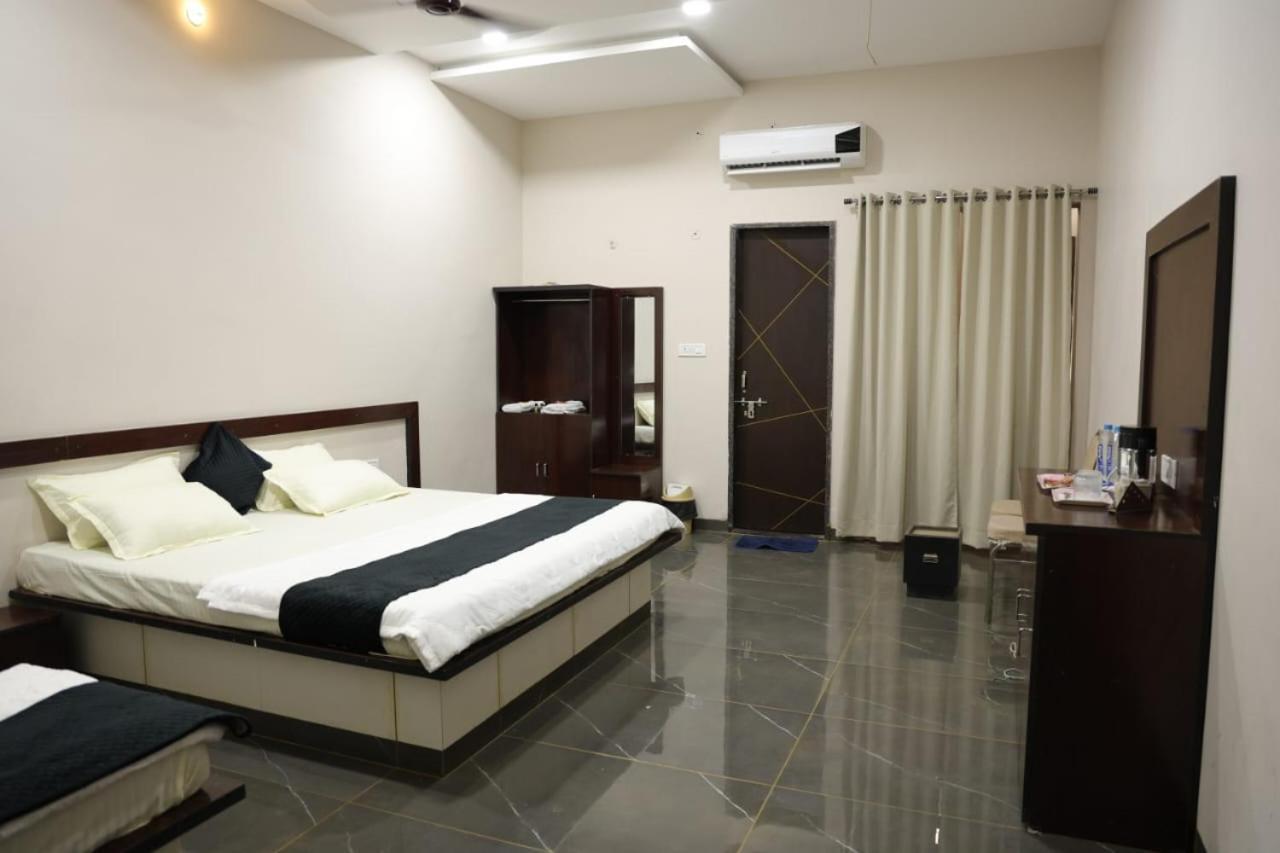 Navkar Palace Hotel & Resort, Sanawad 외부 사진