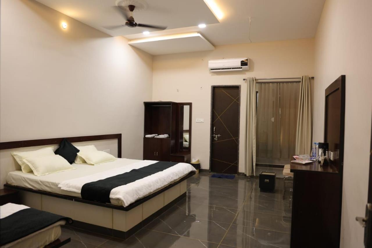 Navkar Palace Hotel & Resort, Sanawad 외부 사진